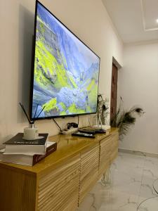 Μια τηλεόραση ή/και κέντρο ψυχαγωγίας στο APPARTEMENT MODERNE AVEC PISCINE-ASCENSEUR DEUX PLATEAU,abidjan