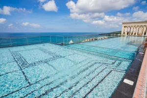 ein Swimmingpool mit Blick auf das Meer in der Unterkunft Hayha Apartment by Haus Hospitality in Phu Quoc