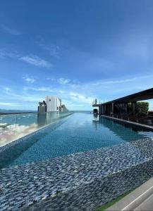 una piscina con vista al agua en 22芭提雅市中心2卧室套房 海景无边泳池 繁华街道, en Pattaya central