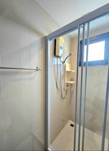 una ducha en un baño con puerta de cristal en 22芭提雅市中心2卧室套房 海景无边泳池 繁华街道, en Pattaya central 35 fotos más