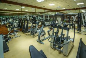
The fitness center and/or fitness facilities at Mahaweli Reach Hotel
