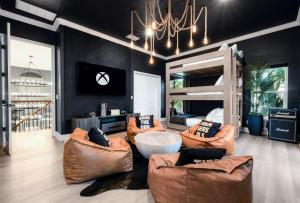 sala de estar con 2 sillas y un espejo grande en Gaspar's Luxury Estate, en Tampa