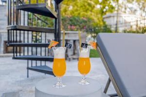 dos vasos de cerveza sentados encima de una mesa en Gaspar's Luxury Estate, en Tampa
