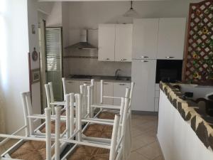 A kitchen or kitchenette at Sacca House