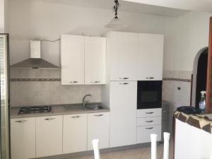 A kitchen or kitchenette at Sacca House