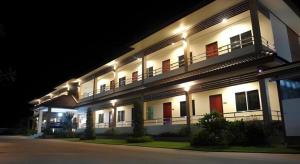 - Edificio iluminado con balcón por la noche en Baan Ing Daan, en Amnat Charoen