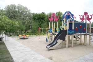 ドニプロジェルジンシクにあるZolotie Peskiの遊び場付き公園