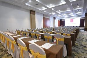 a set of tables and chairs in a room at Echarm Hotel Enshi Cultural Center Xintiandi in Enshi