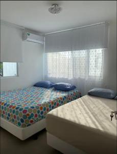 una camera da letto con due letti e una finestra di Oceanfront Apartment 2BR 2BA at Jama Campay includes Resort Access a Jama
