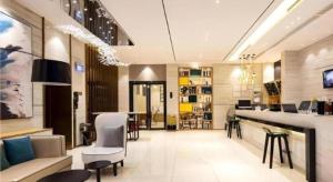 una hall con bar con sedie e bancone di City Comfort Inn Chengdu Dongjiao Memory a Chengdu