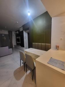 une cuisine avec une table et des chaises dans une pièce dans l'établissement Luxury and Comfortable Residence, à Samporo