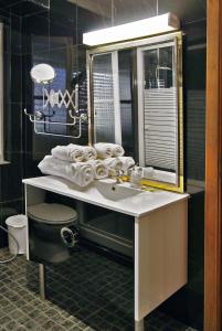 ein Bad mit einem Waschbecken und einem Spiegel in der Unterkunft Norte Guest House in Lissabon