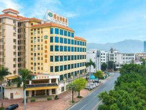 a large building on the side of a city street at Vienna Hotel Guangdong Zhaoqing East Station Dinghu Mountain Scenic Area in Zhaoqing