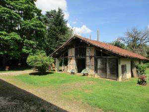 een oud huis met een grasveld ervoor bij La Closerie in Saint-Nizier-le-Bouchoux