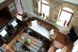 vistas panorámicas a una sala de estar con sofá y mesa en El Prau De Vidal, en La Puebla de Roda