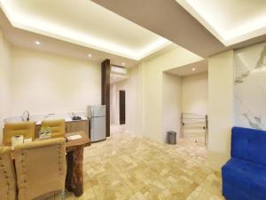 Khu vực ghế ngồi tại 77 Sunset Plaza