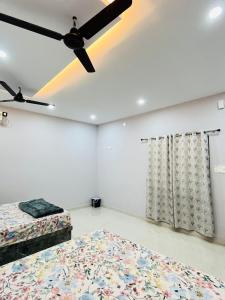 Ένα ή περισσότερα κρεβάτια σε δωμάτιο στο Suits by lowtide homestay