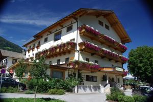 ein Gebäude mit Blumen auf der Seite in der Unterkunft Gasthof zum Löwen in Aschau
