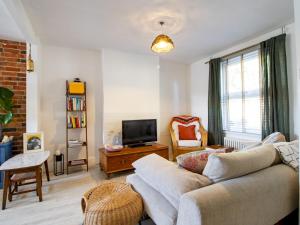 Televiisor ja/või meelelahutuskeskus majutusasutuses Pass the Keys Townhouse in Rye East Sussex near Camber Sands