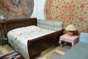Tempat tidur dalam kamar di King's Home Hua Hin Homestay