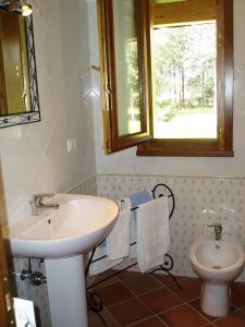 un baño con lavabo e inodoro en Il Vivaio, en Castiglione della Pescaia