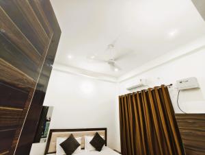 a bedroom with a bed and a curtain at Shri Ayodhya Homestay in Faizābād