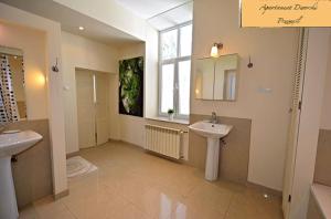 Bilik mandi di Apartament Dworski Przemyśl