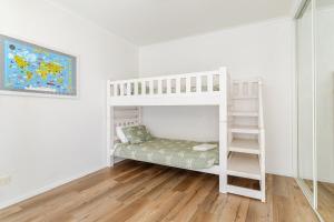 Giường trong phòng chung tại Story Bridge View Sky Home +12 ảnh