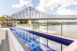Hồ bơi trong/gần Story Bridge View Sky Home