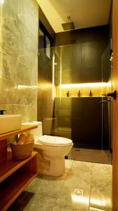 a bathroom with a toilet and a sink and a shower at Casa privada con piscina Ibarra in San José de Chaltura