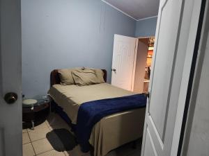 a small bedroom with a bed in a room at Townhouse in Siguatepeque