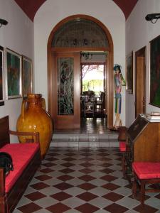 ein Wohnzimmer mit einer großen Vase an der Wand in der Unterkunft Arco di San Francesco in Atri