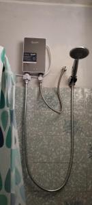 ワンカヨにあるCasa los Ciruelos en El Tambo a 15 minutes from downtownのバスルーム(シャワー、壁にラップトップ付)