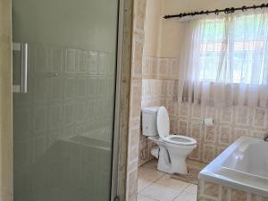 Koupelna v ubytování Wits-End Accommodation + 24 fotografií