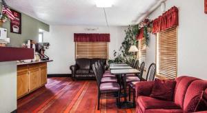 a living room with a table and chairs and a kitchen at Econo Lodge Urbandale - Northwest Des Moines in Urbandale