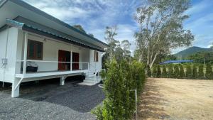 a white house with a yard in front of it at Hin Kong Hide Away 1 in Wok Tum