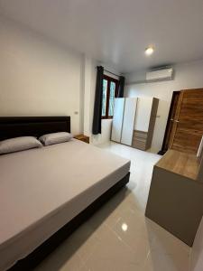 a bedroom with a large white bed in a room at Hin Kong Hide Away 1 in Wok Tum