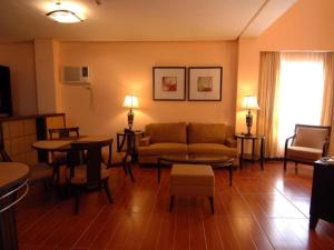 Ruang duduk di Planta Centro Bacolod Hotel & Residences