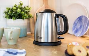 Příslušenství pro přípravu čaje a kávy v ubytování Apartment in centrul orasului