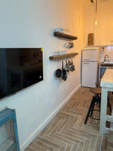 Chic & cozy Jaffa spot with a garden في تل أبيب: مطبخ مع حوض وكاونتر +10 صور