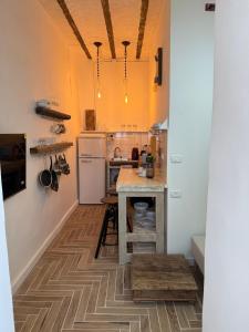 Chic & cozy Jaffa spot with a garden في تل أبيب: مطبخ صغير مع طاولة ومكتب