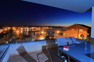 Balkón nebo terasa v ubytování Luxury Apartments SIKIRIC with Fantastic View on the sea
