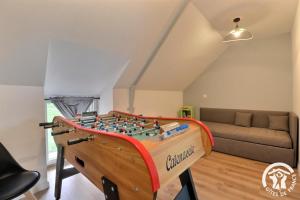 a living room with a chess board on a table at Le refuge enchante in Paimpont