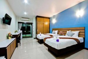 una camera d'albergo con due letti e un bagno di U-Sabai Park Resort a Nakhon Ratchasima