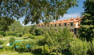 a view of the hotel from the garden at Quinta Do Crestelo Aparthotel in Seia