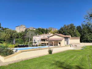 a house with a swimming pool in a yard at Chambre Romantique avec Spa Privé Intérieur in Rimons
