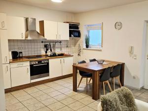 a kitchen and dining room with a table and chairs at Komplette Ferienwohnung für bis zu 4 Personen in Groß-Gerau