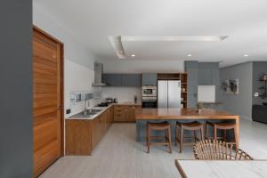 Kuchyň nebo kuchyňský kout v ubytování Private Pool Villa 6 Bedroom - La Vista Pool Villa