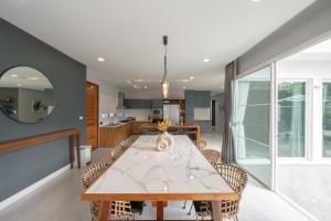 Kuchyň nebo kuchyňský kout v ubytování Private Pool Villa 6 Bedroom - La Vista Pool Villa