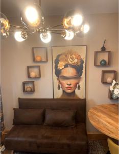 een schilderij van een zwarte vrouw op een muur met lichten bij Urban Art Studio Köln City in Keulen